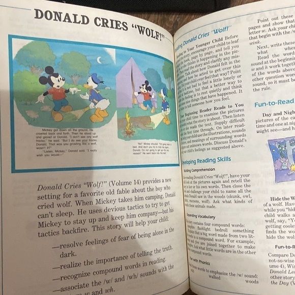 Lot of two vintage Disney hardback books Walt Disney great moments in fiction - Picture 10 of 10